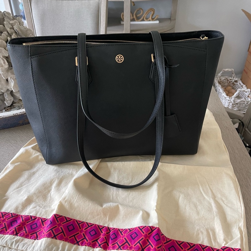 Pre love Tory Burch large Black Robinson black shoulder bag